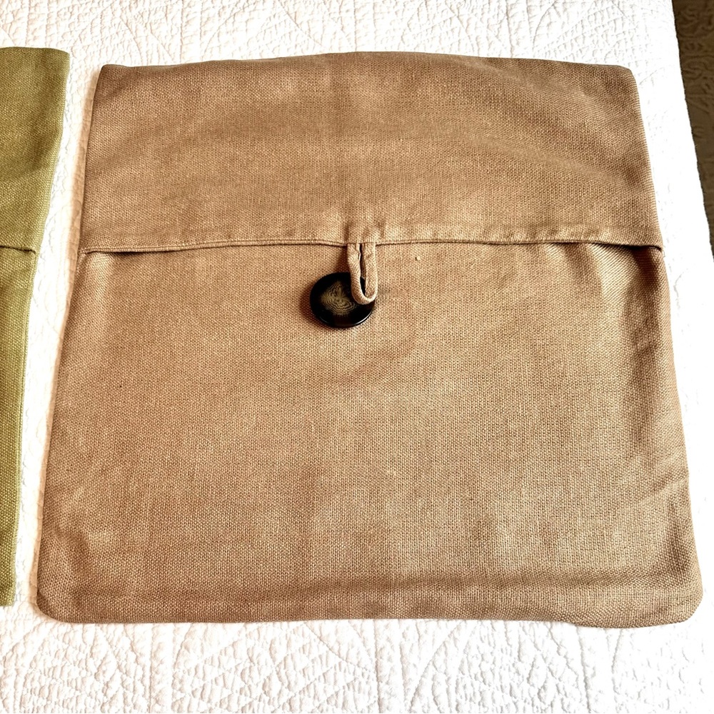 Pottery Barn throw pillow cover. Approximately 18”x18”. Linen blend. No stains.